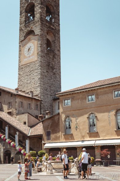 La piazza Vecchia et la tour Campanone