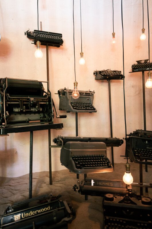 Séries de vielles machines à écrire mises en scène dans l'ancienne prison