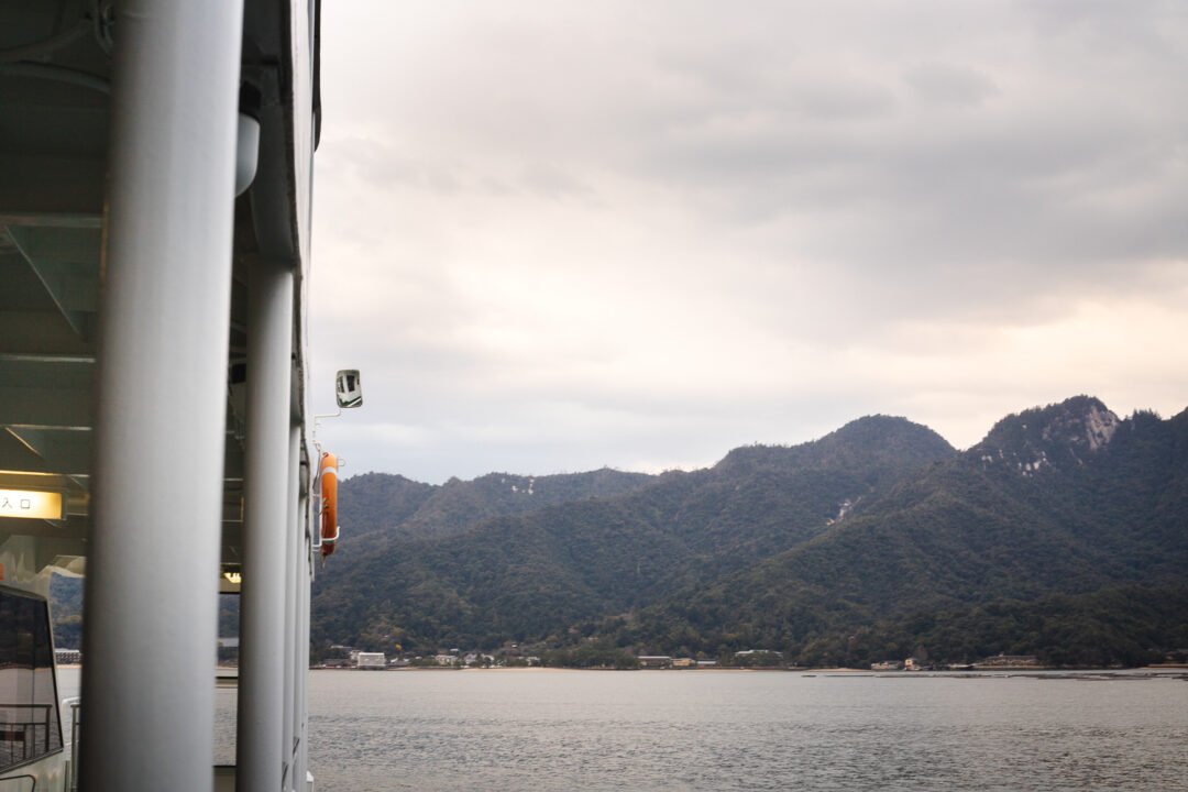 Vue sur l'île de Miyajima depuis le ferry.