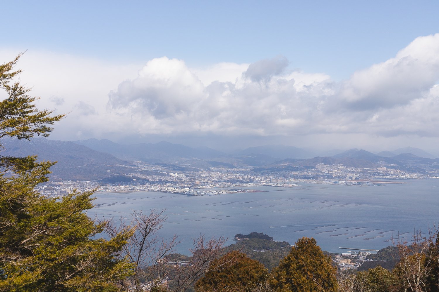 Vue sur la mer et Hiroshima depuis le sommet du Mont Misen