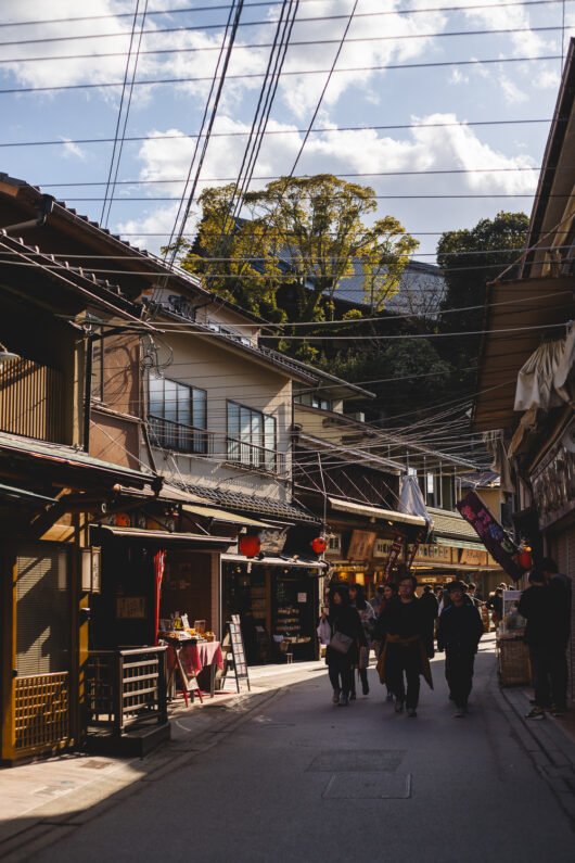 Rue de Miyajima entourée de commerces.
