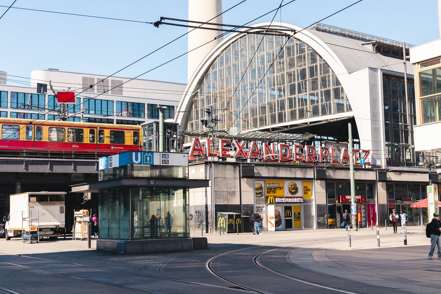 Train entrant en gare près de l'Alexanderplatz à Berlin