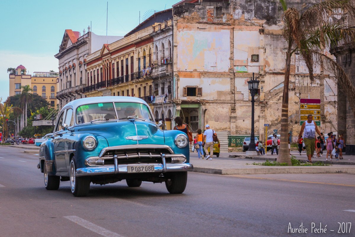 vielle américaine dans les rues de La Havane