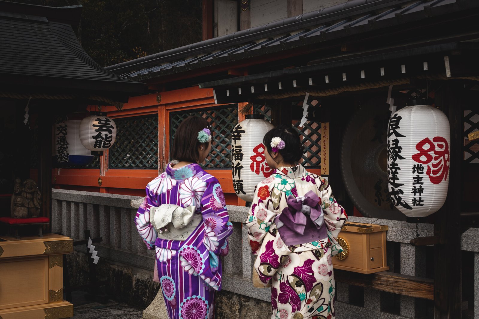 japonaises en Kimono dans un sanctuaire