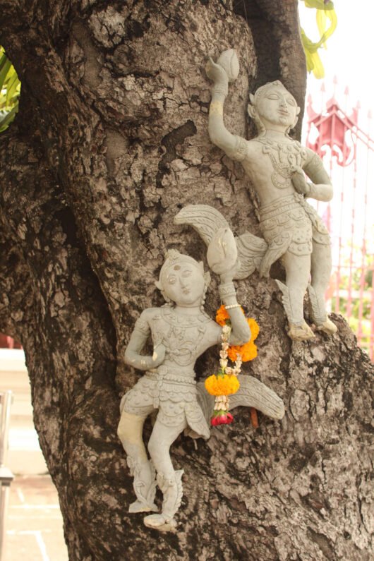 Statuettes dans un arbre à Bangkok