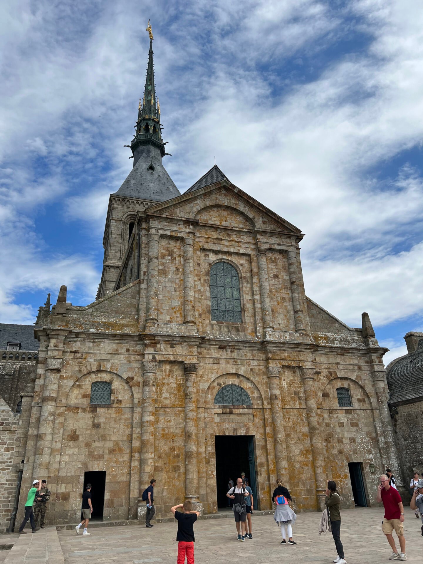 Facade de l'Abbaye du Mont Saint-Michel depuis les terrasses