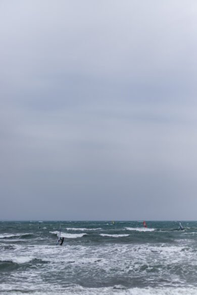 Des planches à voile sur la mer à Kamakura. Je ne suis pas du bon et coté et il y a des nuages, donc pas de mont Fuji. 