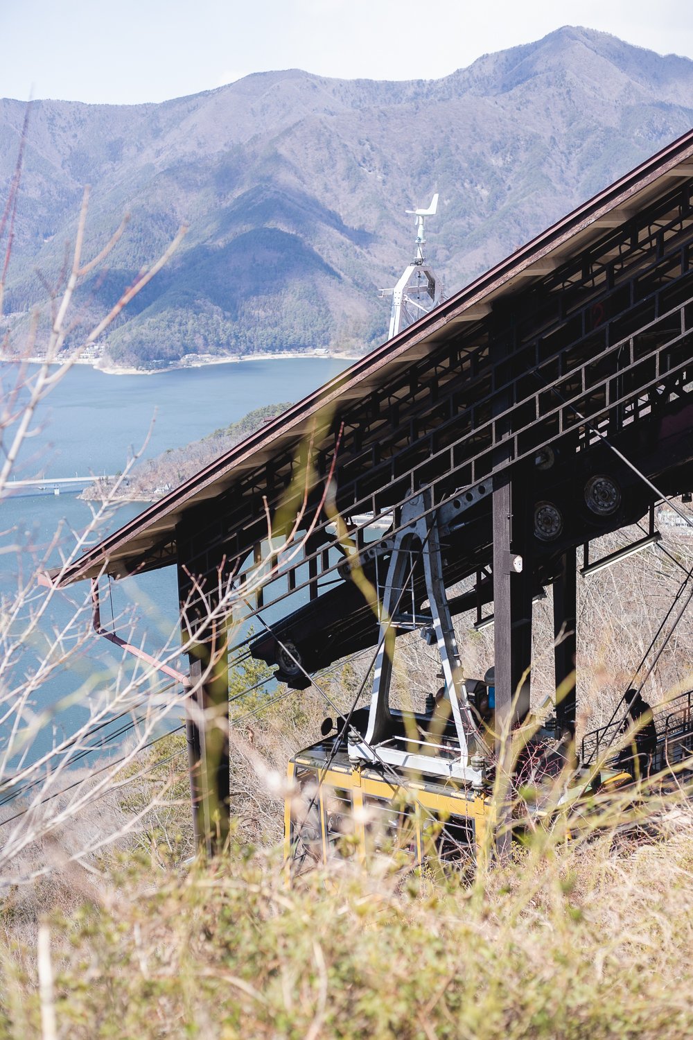 La station d'arrivée du téléphérique de l'observatoire du Mont Fuji. On voit le lac Kawaguchi en contrebas.
