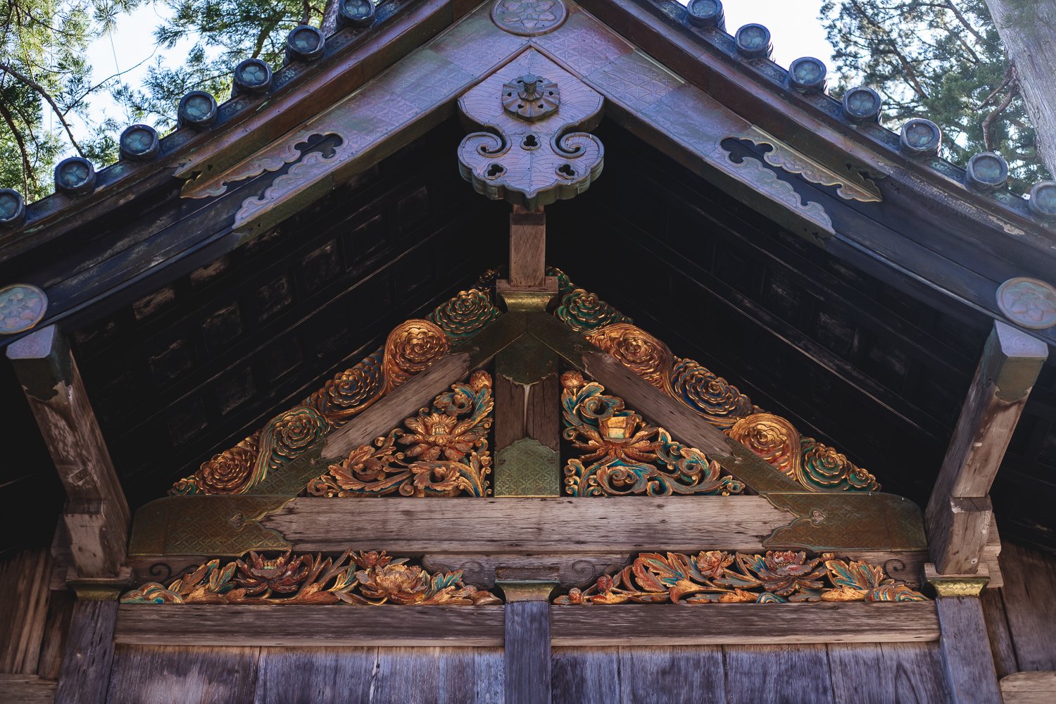 Détail d'un batiment du sanctuaire de Nikko. On retrouve de beaux bas reliefs mais les couleurs sont plus sobres.