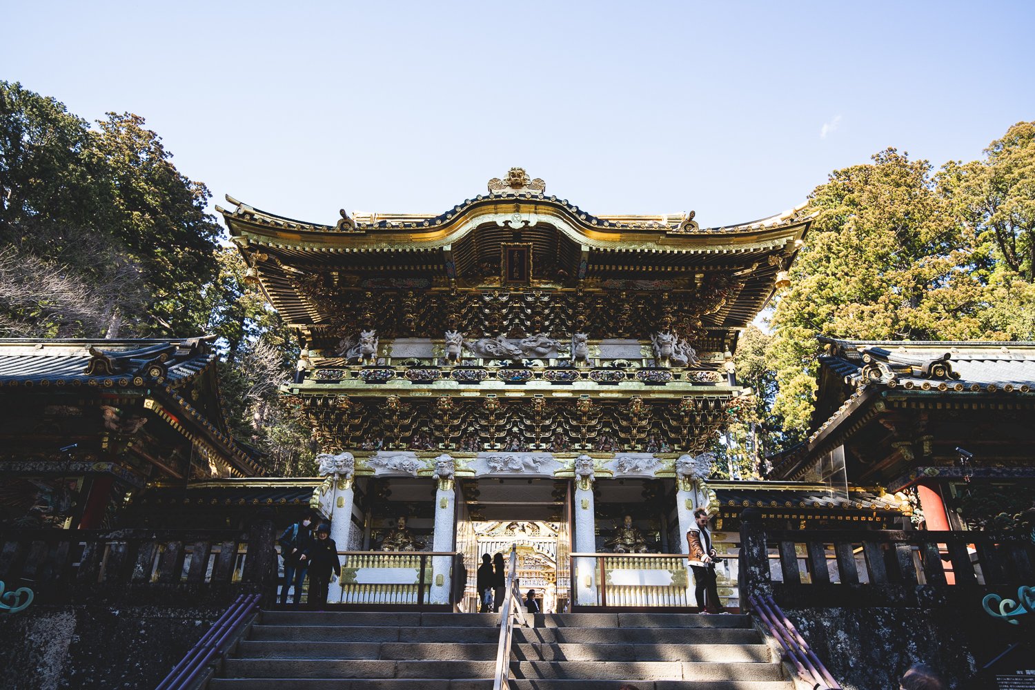 la porte Yomeimon en bois peint en blanc et or. Chaque centimètre carré semble décorré. 