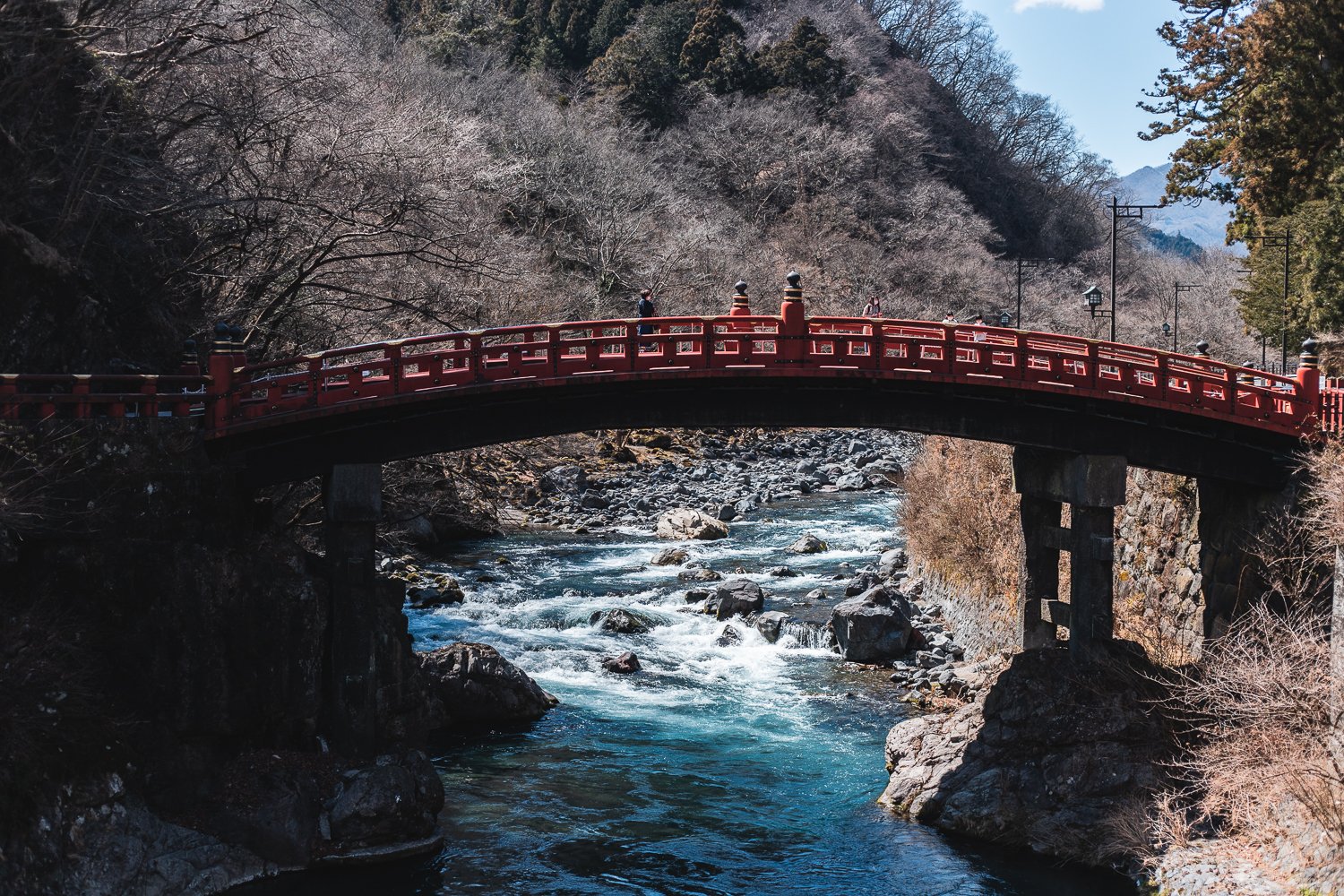 Le pont Shinkyo : un pont de bois vermillon au dessus d'un torrent.