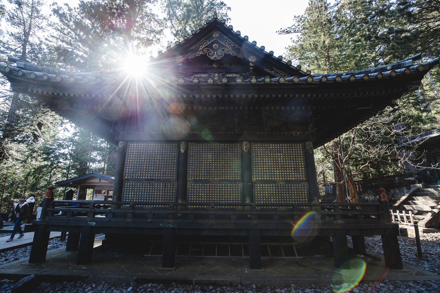 Mausolée du Shogun à Nikko. On voit le bâtiment de bois sombre avec des décorations dorées.