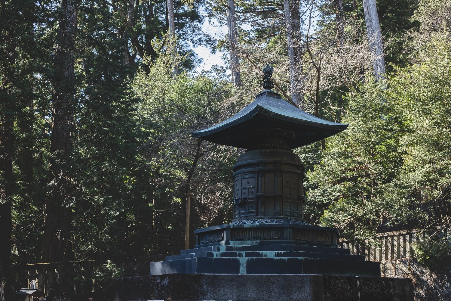 Mausolée du Shogun à Nikko. On voit l'urne de métal sombre avec la forpet en arrière plan