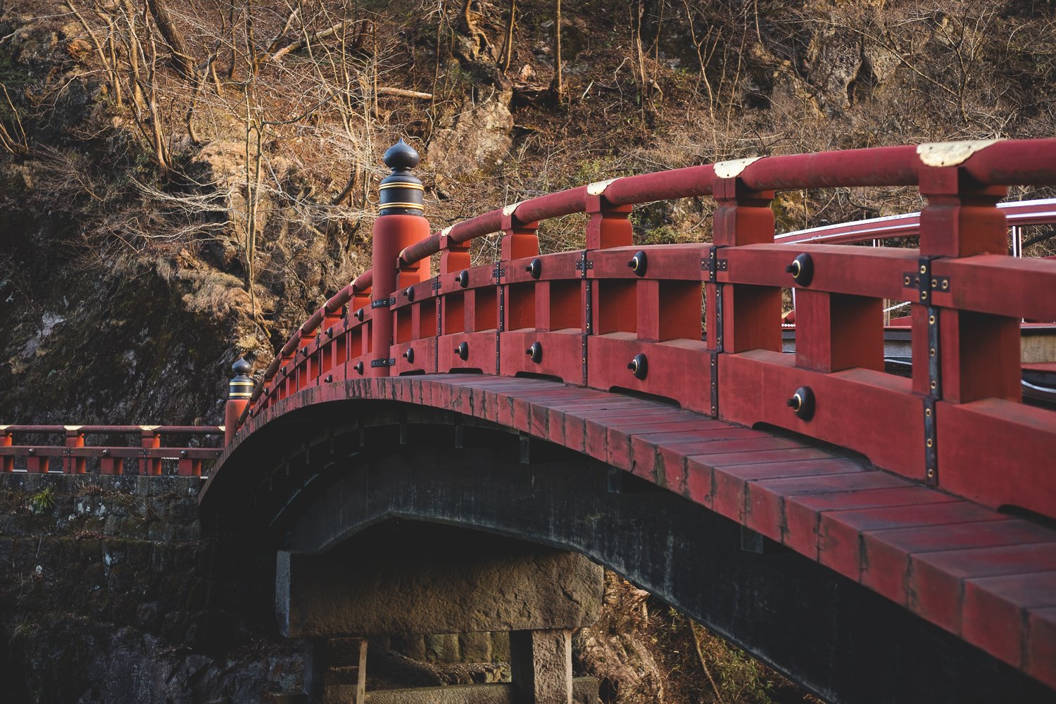 Le pont Shinkyo : détail sur la rambarde vermillon