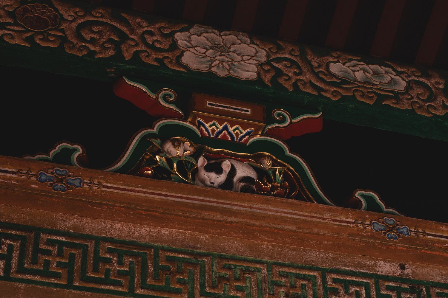 Le nerumi nekko, un petit chat de bois sculpté semblant endormi. La star de Nikko !