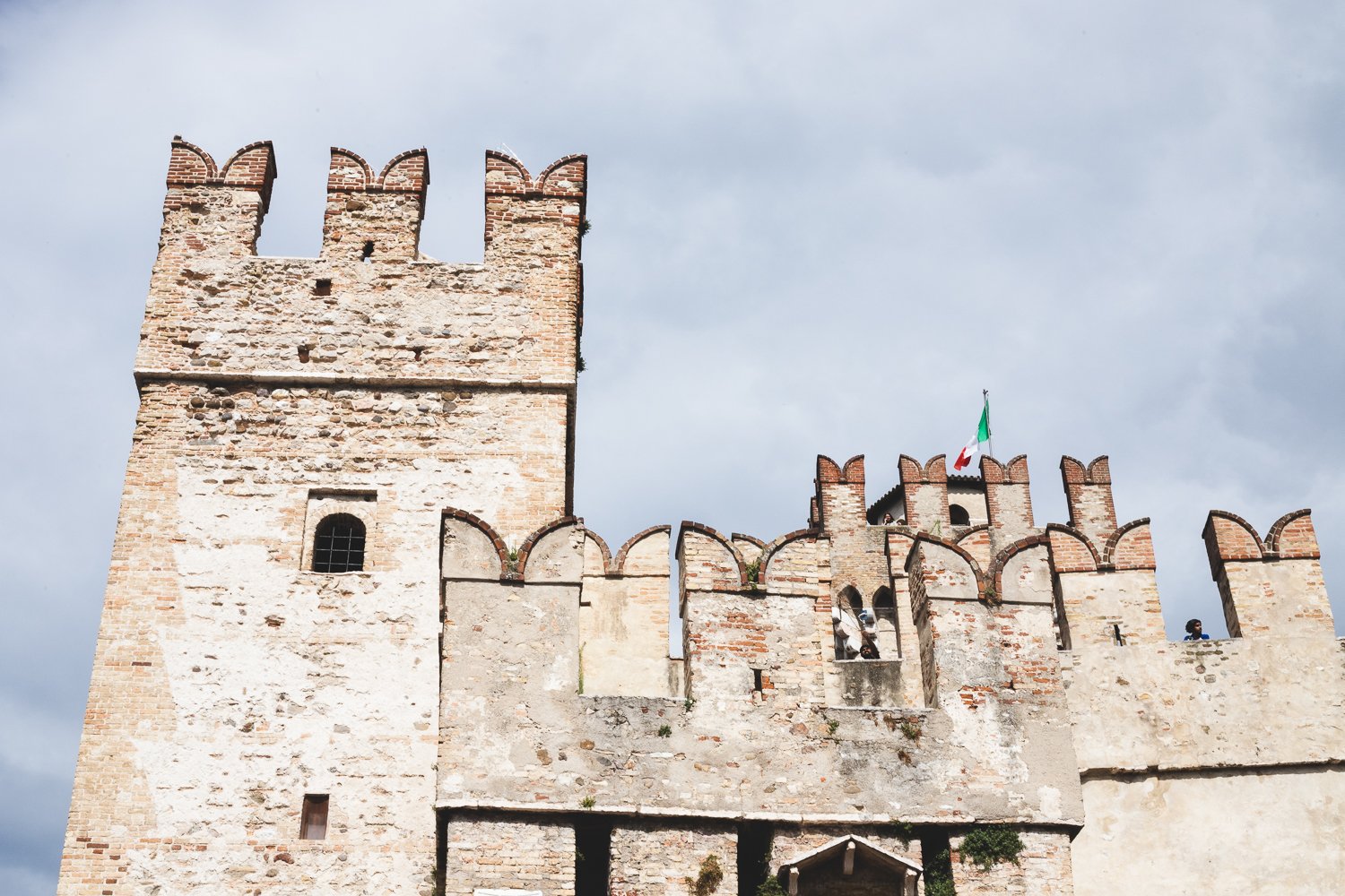 Le château Scaligero de Sirmione. On voit la tour et d'autres éléments fortifiés plus difficilement identifiables.