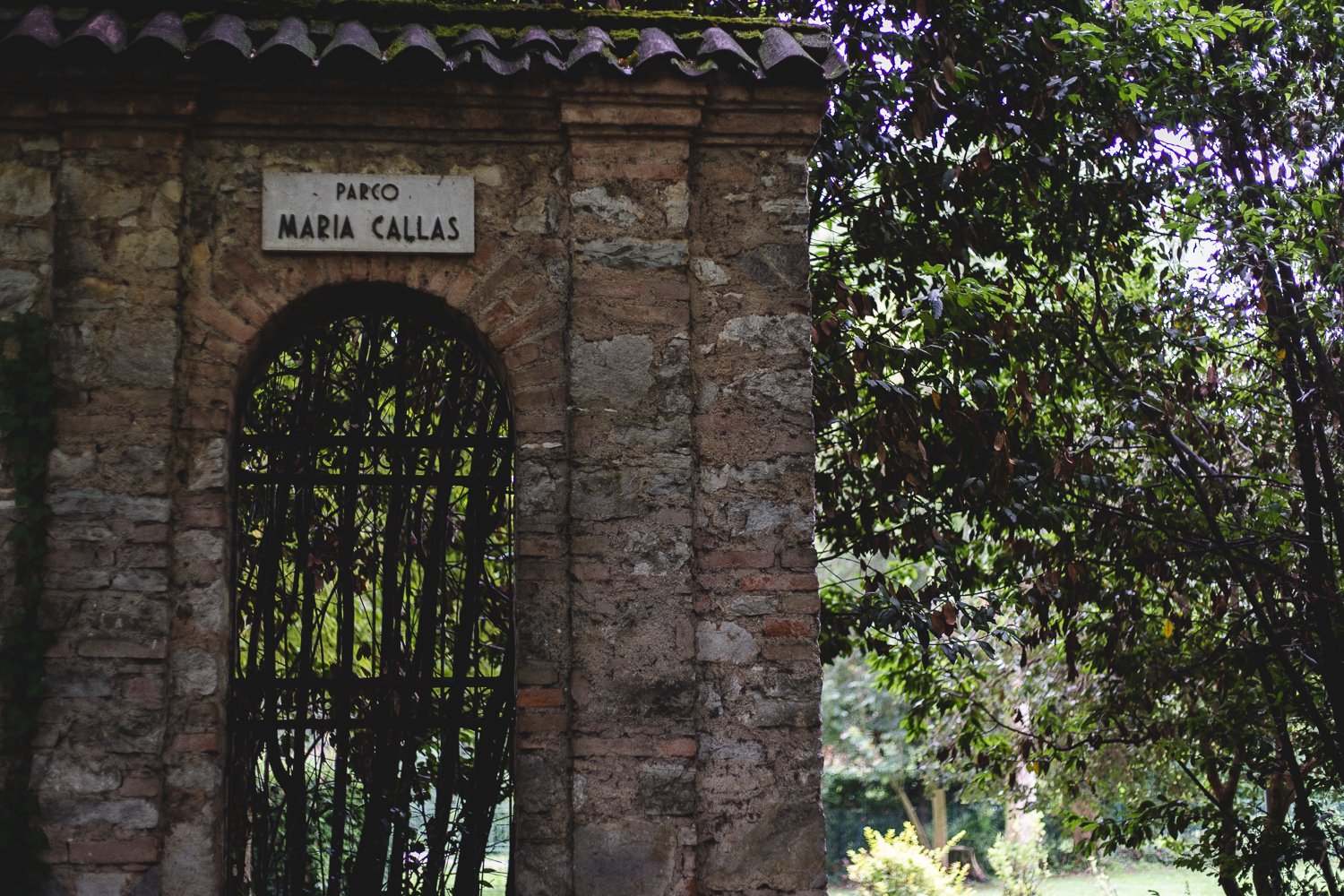 Un mur avec un panneau indiquant "Parco Maria Callas"