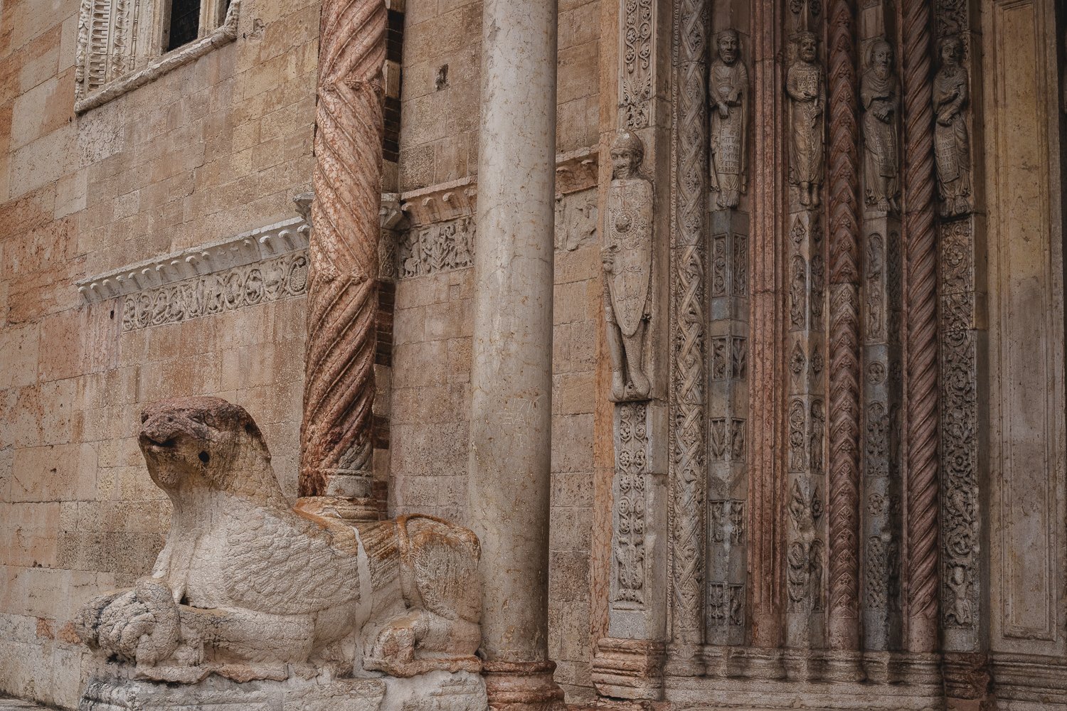 Une statue de sphynx (je pense) soutient une colonne sur la façade de la cathédrale de Vérone