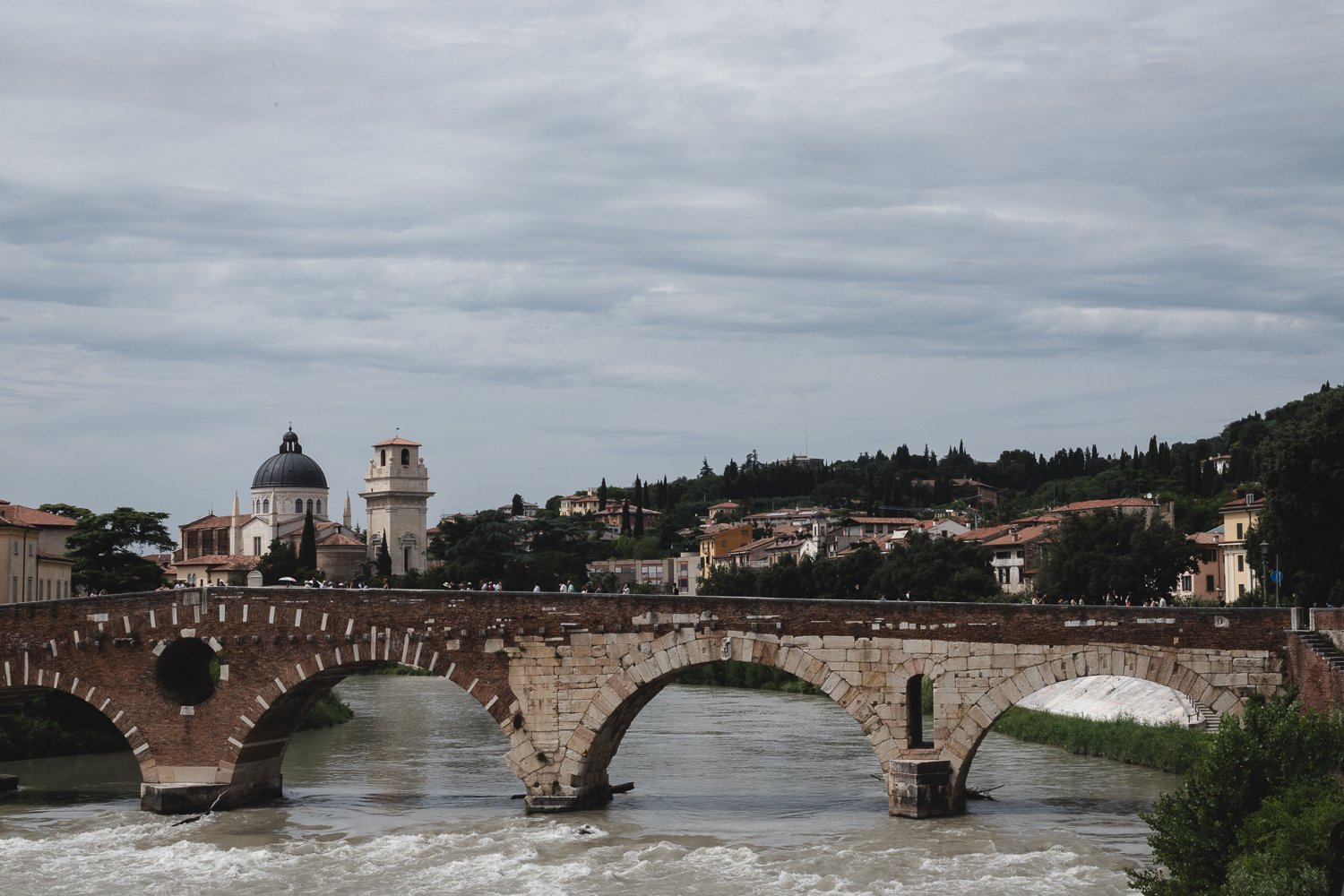 Vue sur le ponte di pietra, on voit les différences des pierres selon les rénovations.