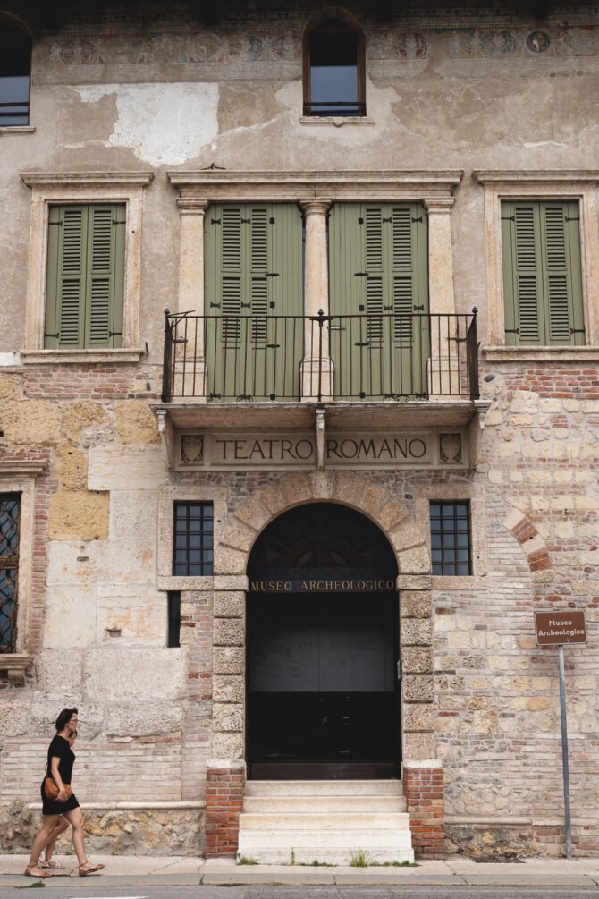 La façade du musée d'archéologie de Vérone. Gravée au dessus de la porte on peut lire l'inscription "Teatro Romano".