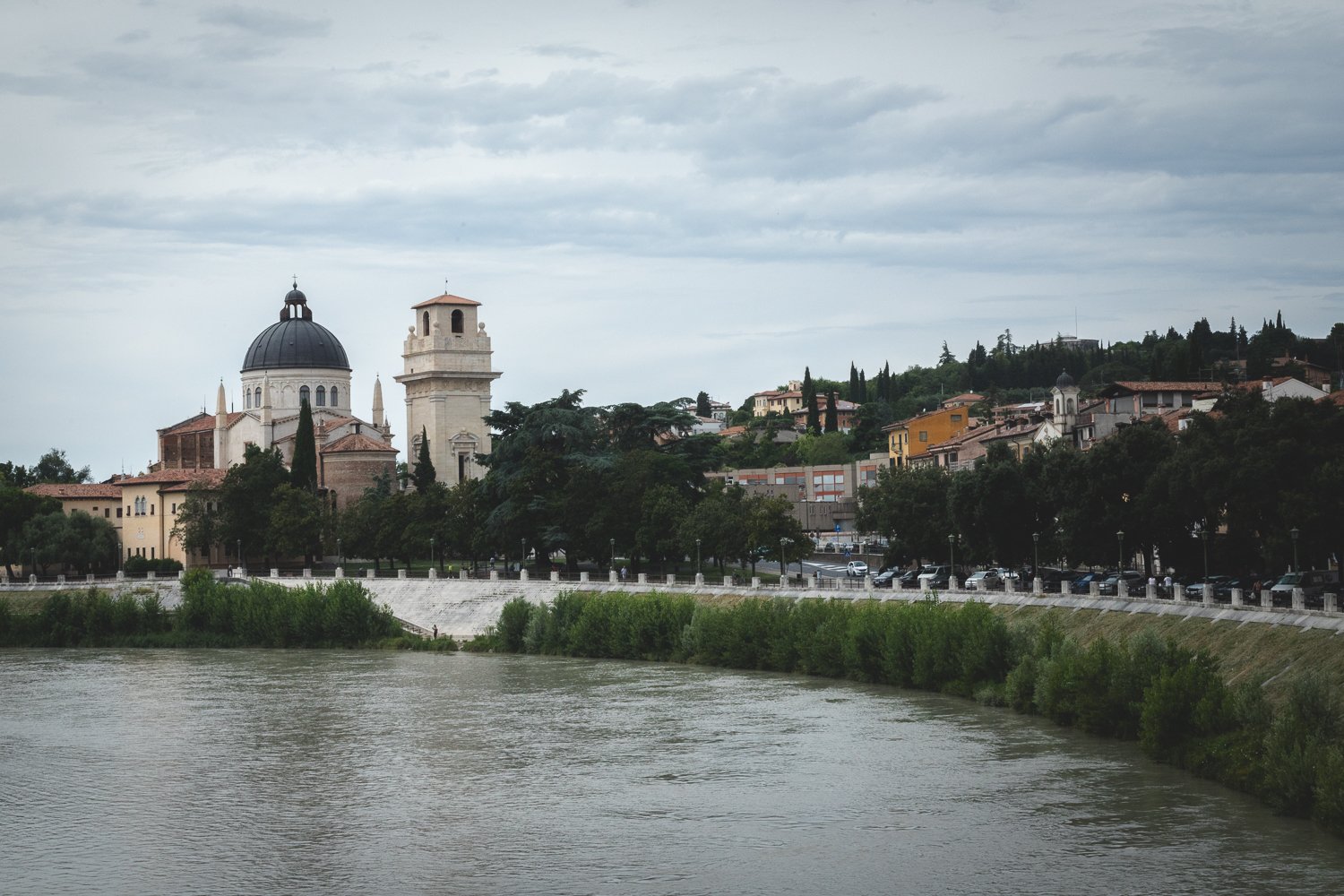 Vue sur Vérone. On voit le fleuve et une église.