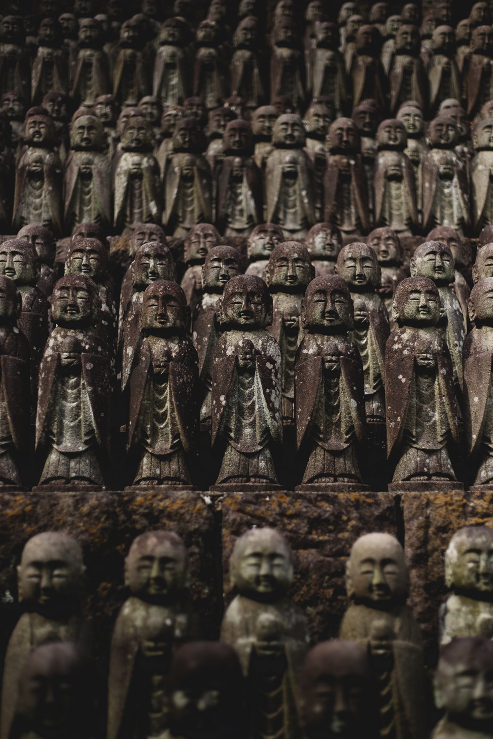 Des alignements de dizaines (centaines?) petits bouddha jizo