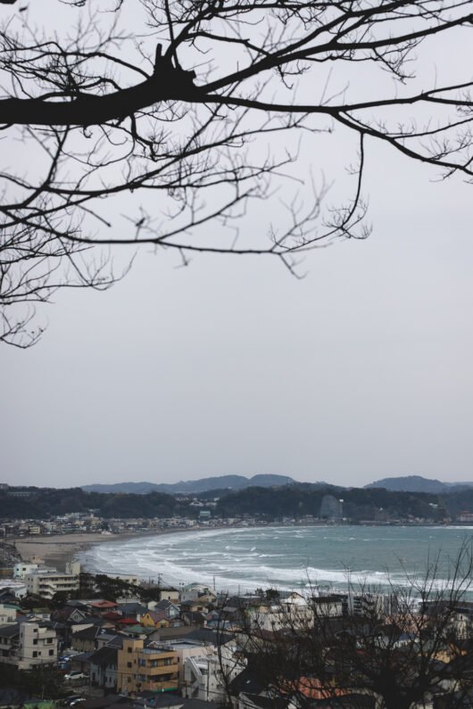 La vue sur la baie de Kamakura. On voit des maisons et la plage