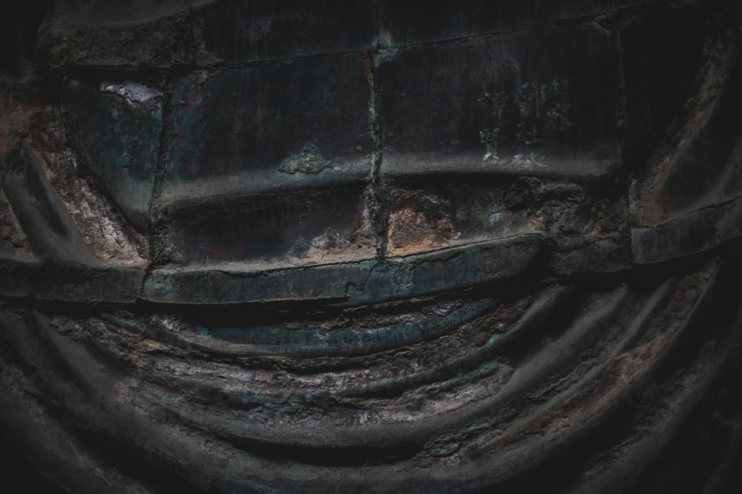 Une vue de l'intérieur du bouddha : on voit des plaques de cuivres, de gros joints et de l'oxydation