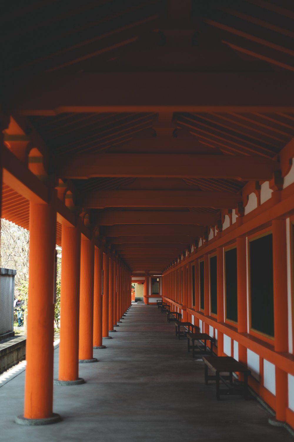 Un couloir dans le temple Sanjusangen-do à Kyoto. On retrouve ici la couleur vermillons ur les colonnes et le plafond