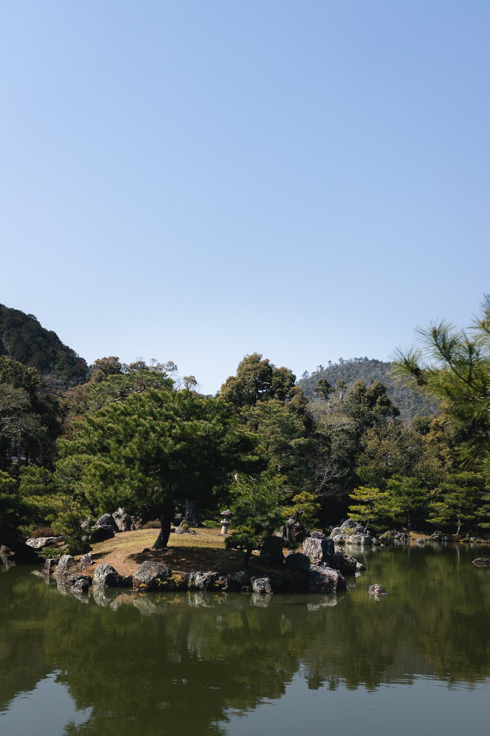 Un étang au temple Kinkaku-ji