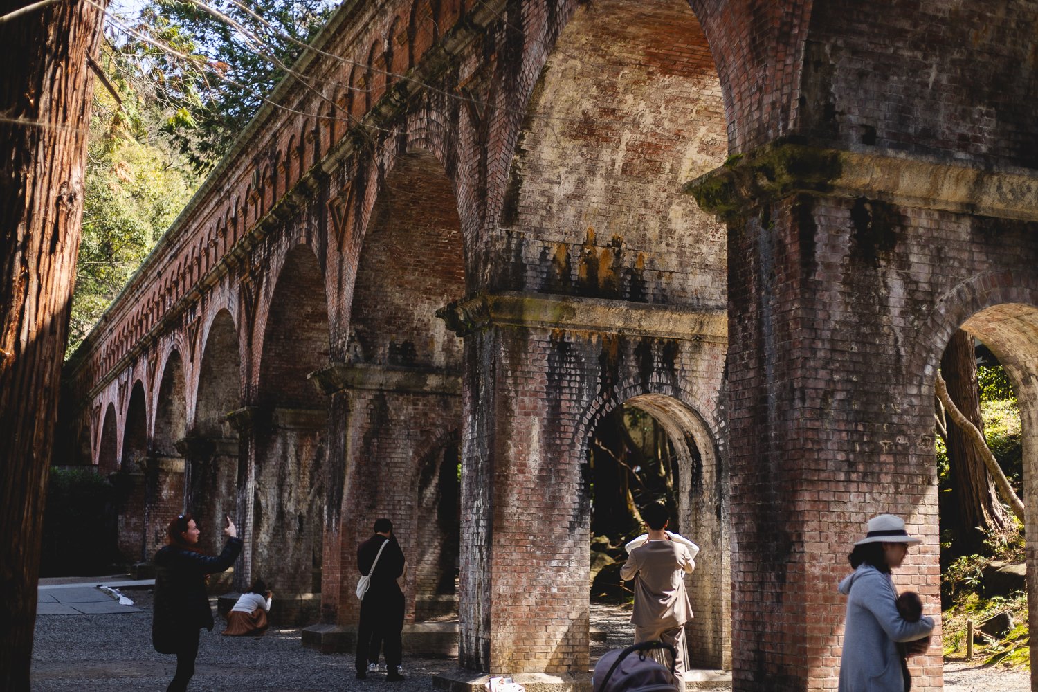 L'ancien aqueduc de Kyoto vu de côté.