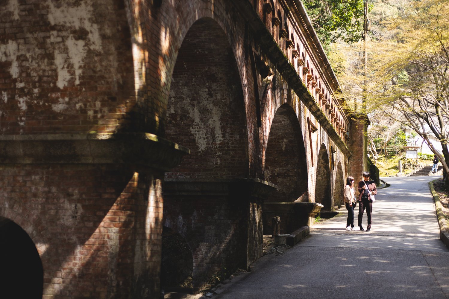 L'ancien aqueduc de Kyoto vu de côté.