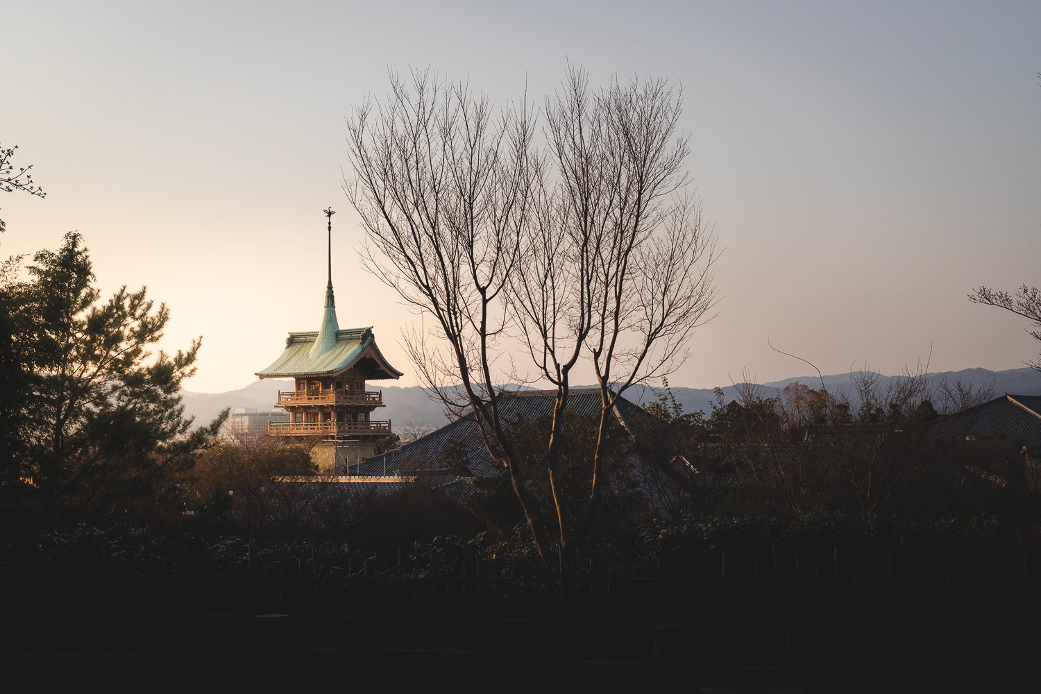 Vue sur les toits d'un temple de Kyoto au crépuscule