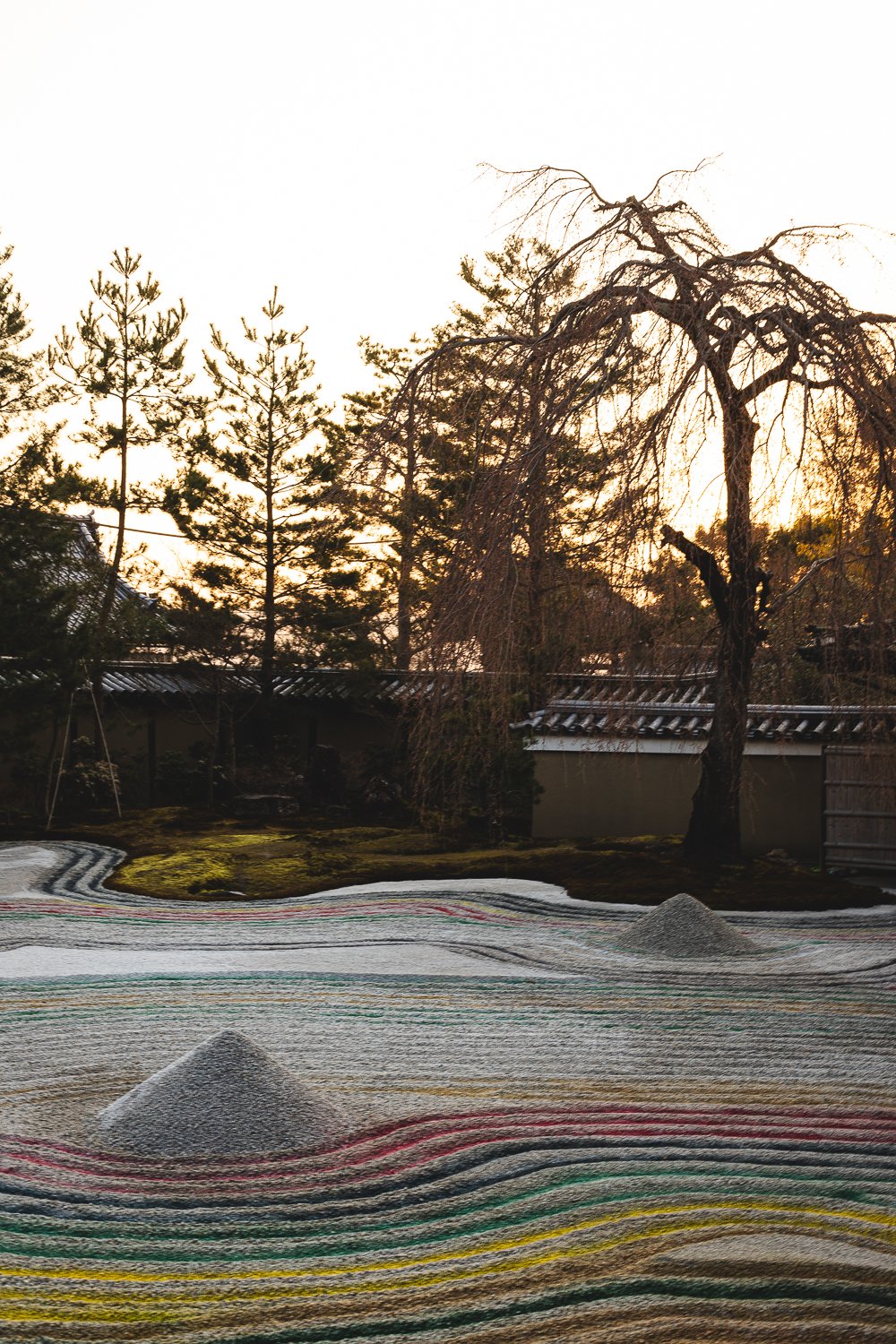 Le jardin zen du Kodai-ji, à Kyoto. Les sillon dans le gravier sont teints de couleurs vives (rouge, bleu, vert, jaune)