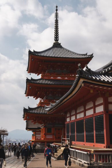 La pagode près du Kiyomizu-dera à Kyoto. Il y a un peu de monde sur la route à côté.