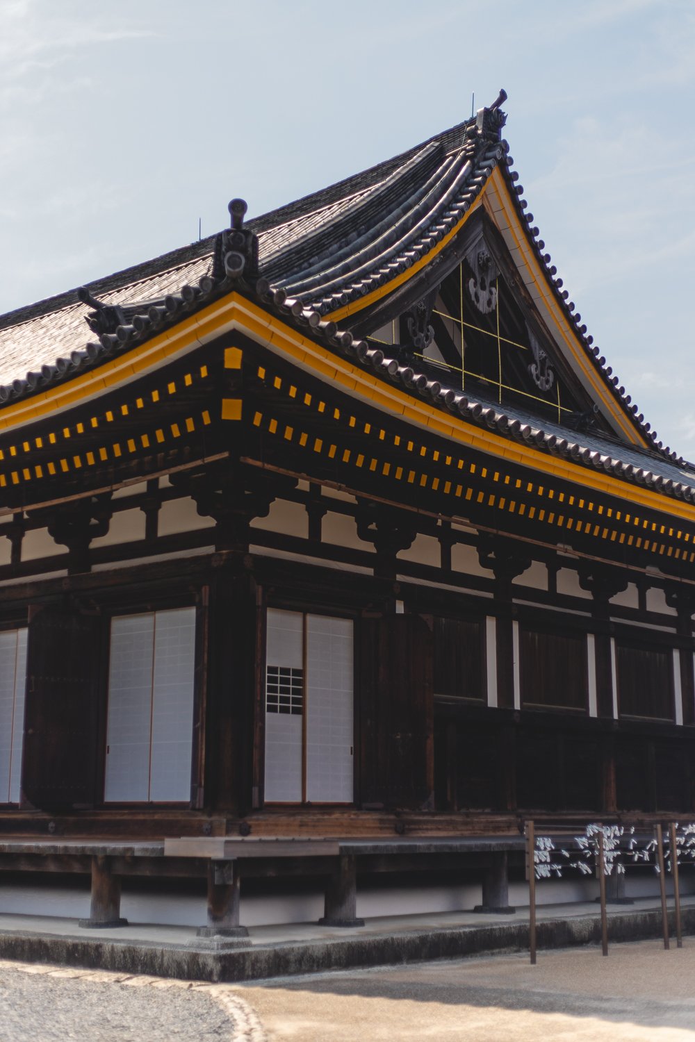 La façade du temple Sanjusangen-do à Kyoto, les angles du toit de bois sont peints en jaune. 