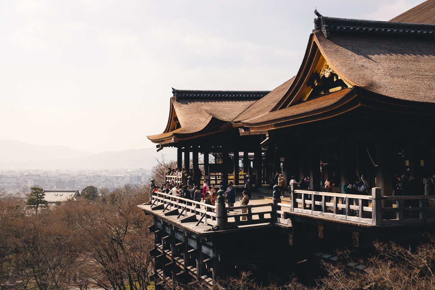 Le hall principal du Kiyomizu-dera à  Kyoto. On voit la structure en bois en dessous qui se perd dans le bas de l'image.