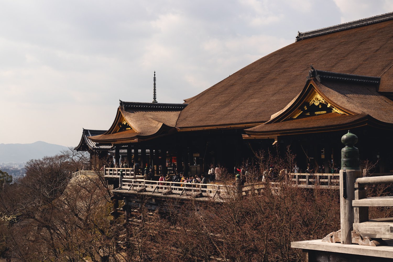 Une autre vue sur le batiment principal du Kiyomizu-dera à Kyoto.