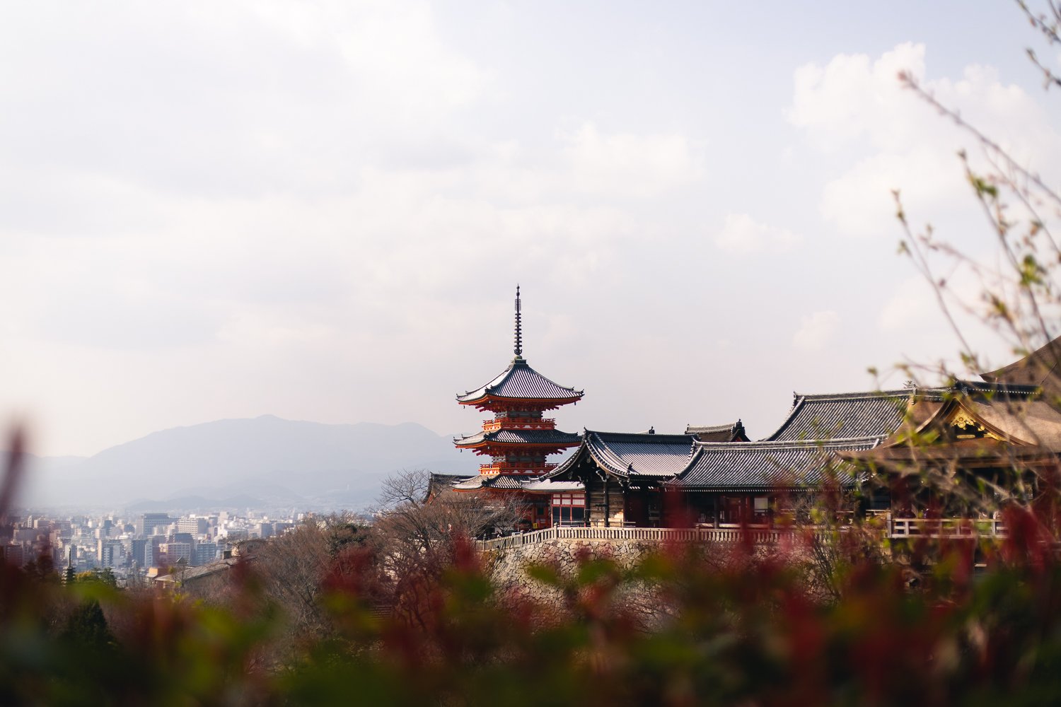 La fameuse vue sur Kyoto depuis le chemin du Kiyomizu-dera. On voit la pagode et quelques batiments du temple.