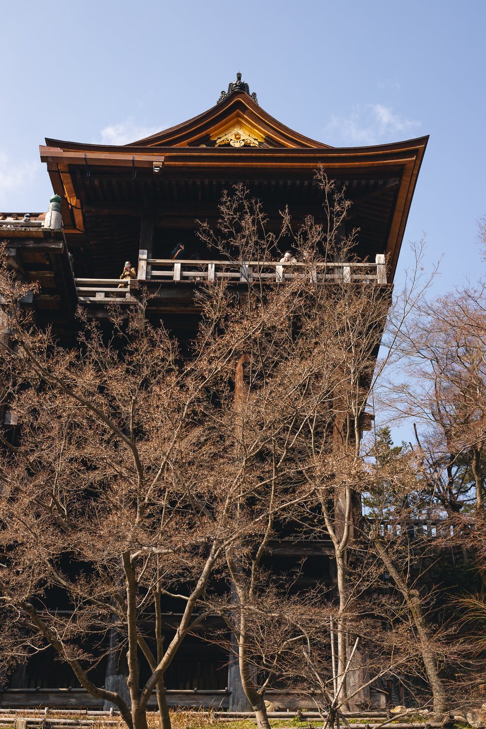 Une petite partie du hall principal du Kiyomizu-dera vu d'en bas.