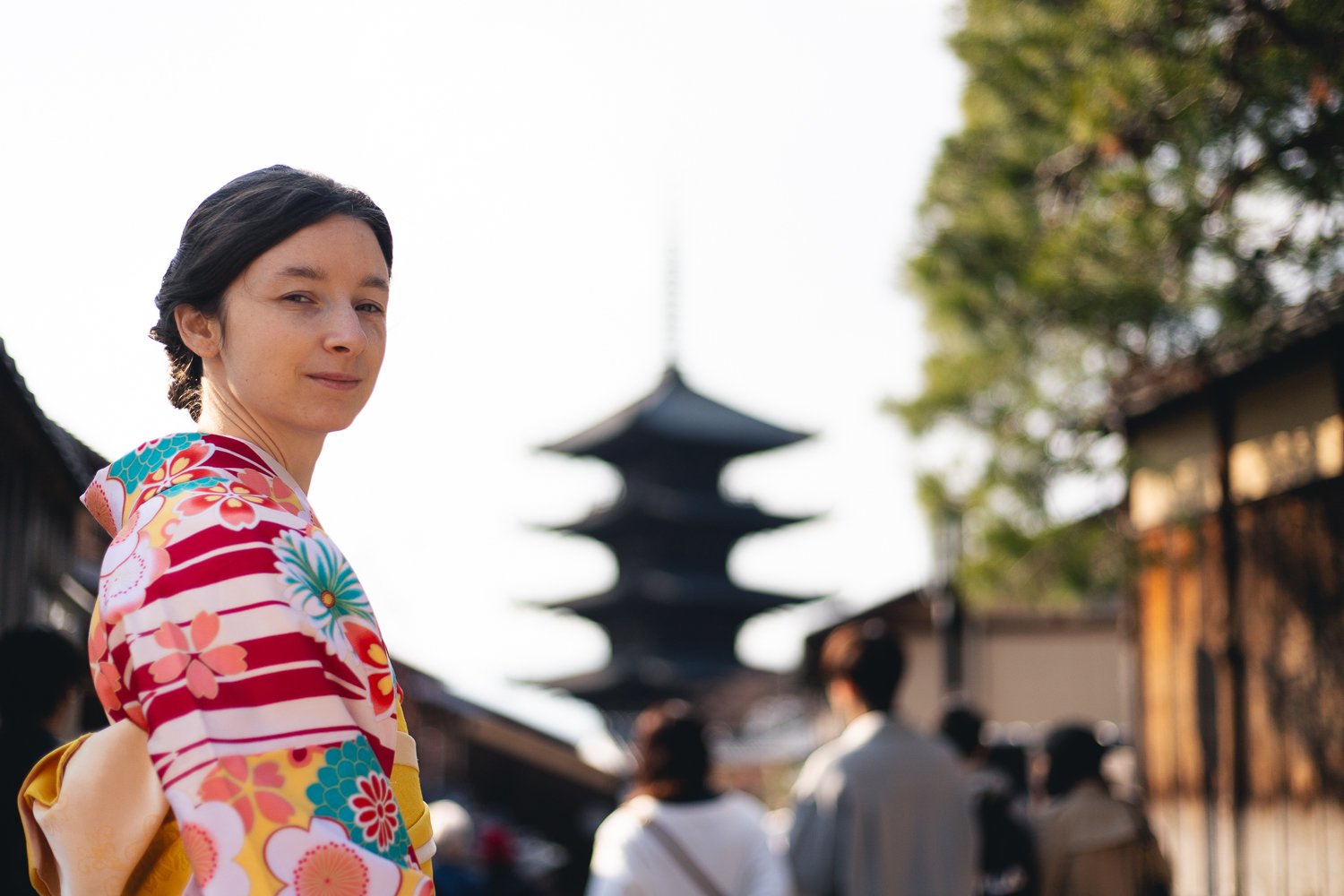 Ma petite bouille en Kimono, en arrière plan on devine une pagode