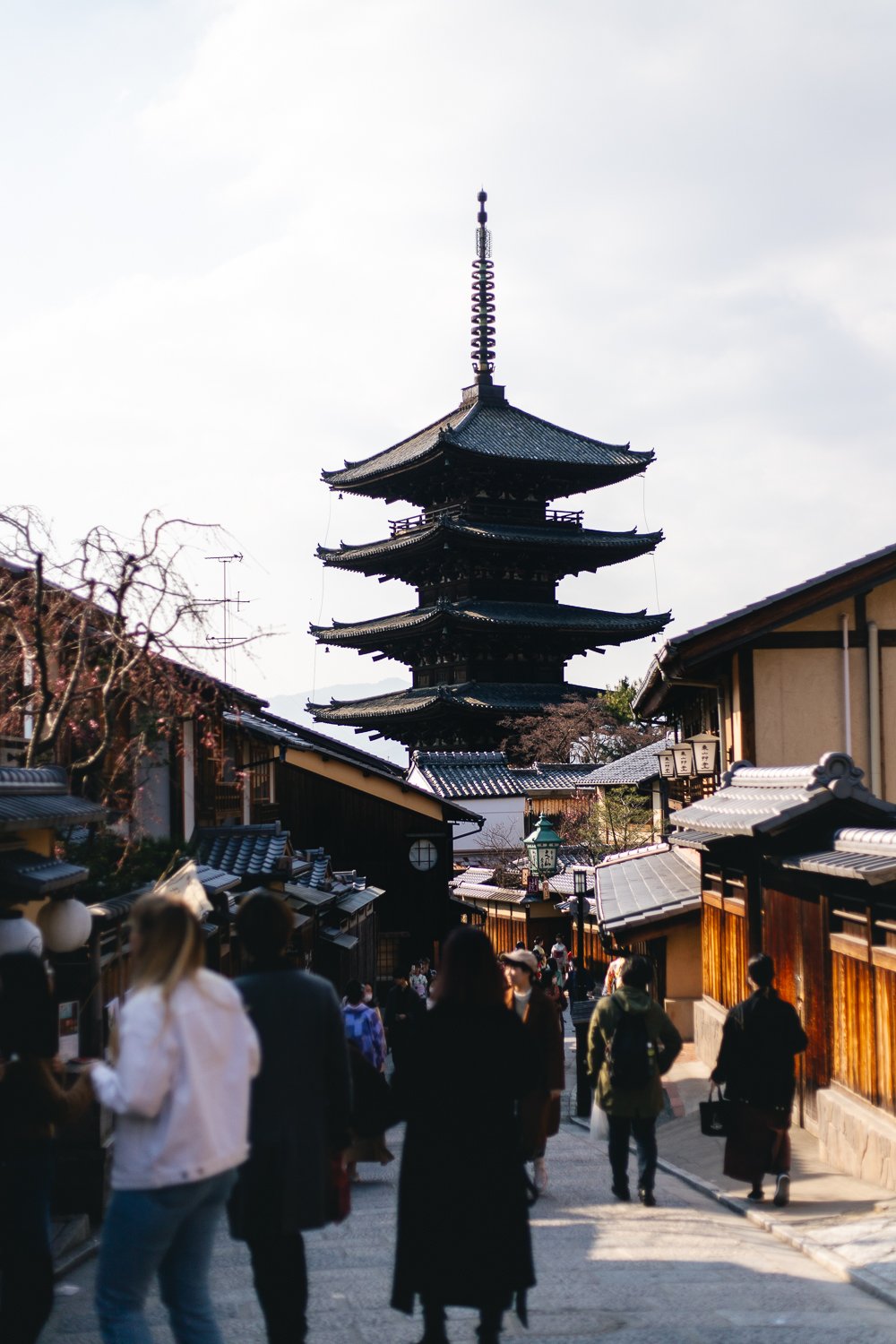 Une autre rue de Kyoto du même style avec de nouveau pas mal de visiteurs, cette fois la pagode est bien visible.