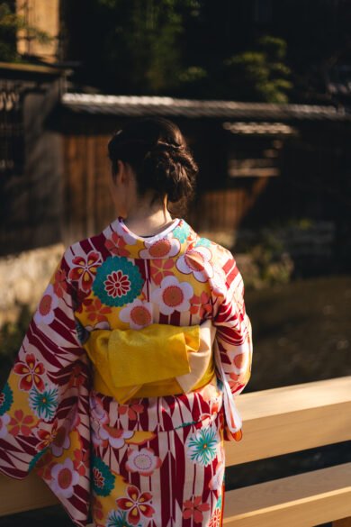 Une personne de dos portant un Yukata