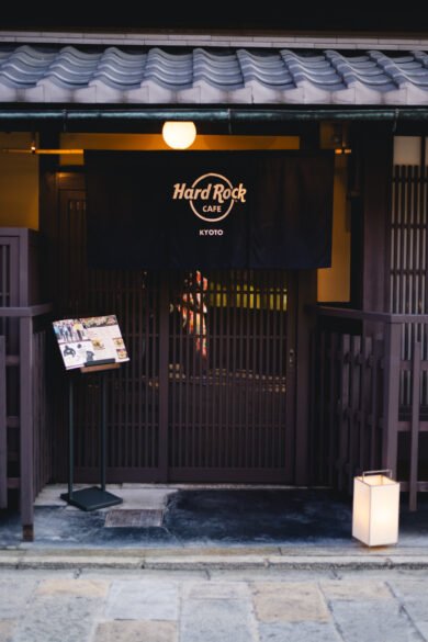 Le Hard rock café de Kyoto, à Gion avec une façade aux allures traditionnelles