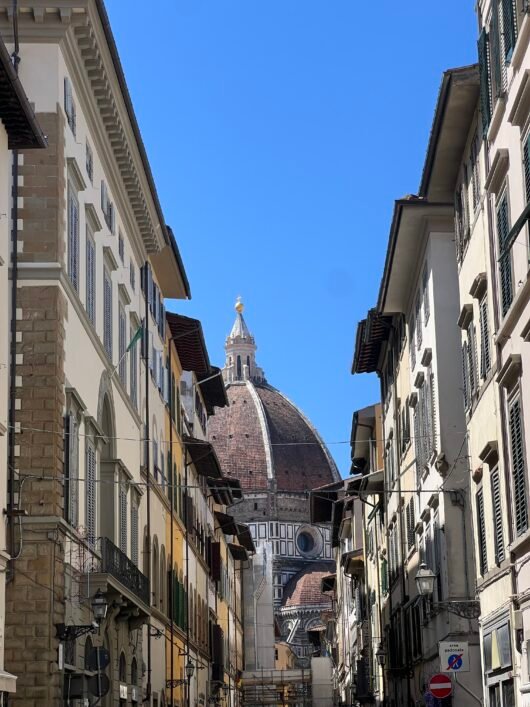 Le Duomo de Florence apparait au bout d'une rue