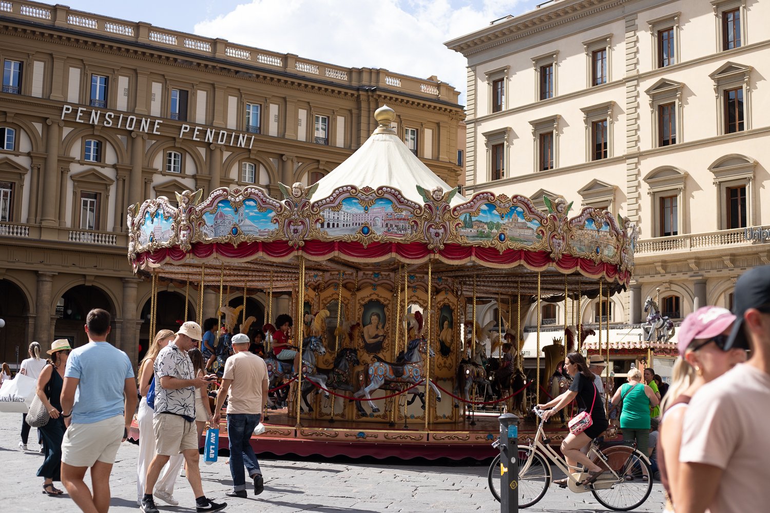 Carrousel sur une place du centre de Florence