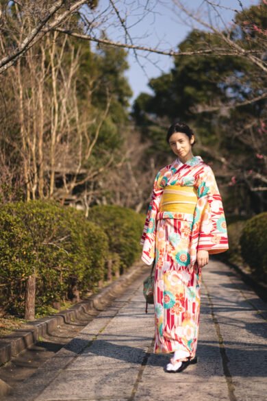 Sauts de puce en Kimono au début de la rue des escaliers vers le Kodai-ji à Kyoto