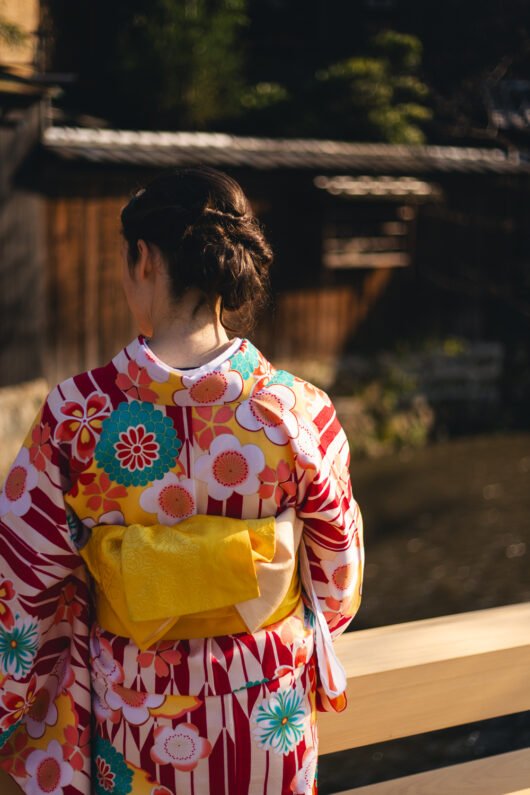 Sauts de puce prenant la pose en Kimono