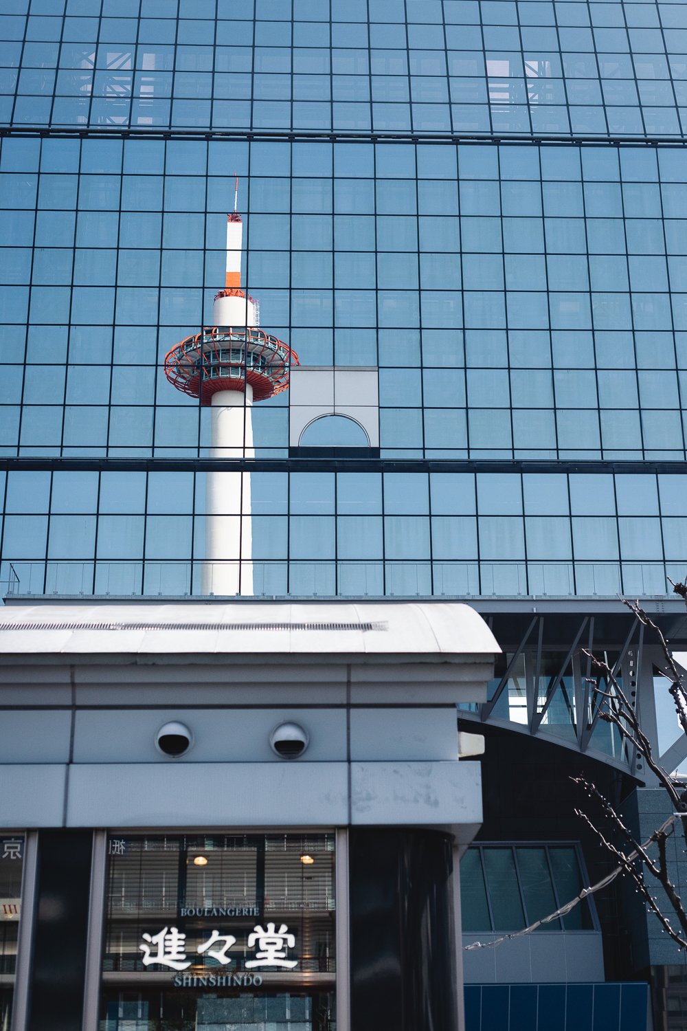 Reflet de la tour de Kyoto sur la gare