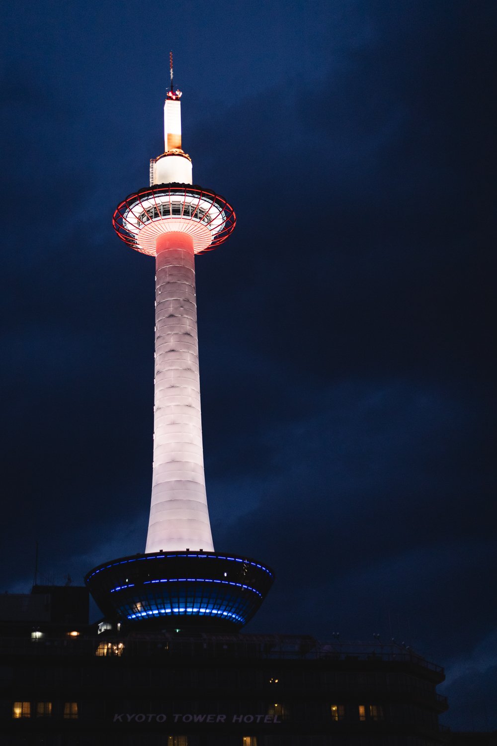 La tour de Kyoto éclairée de nuit